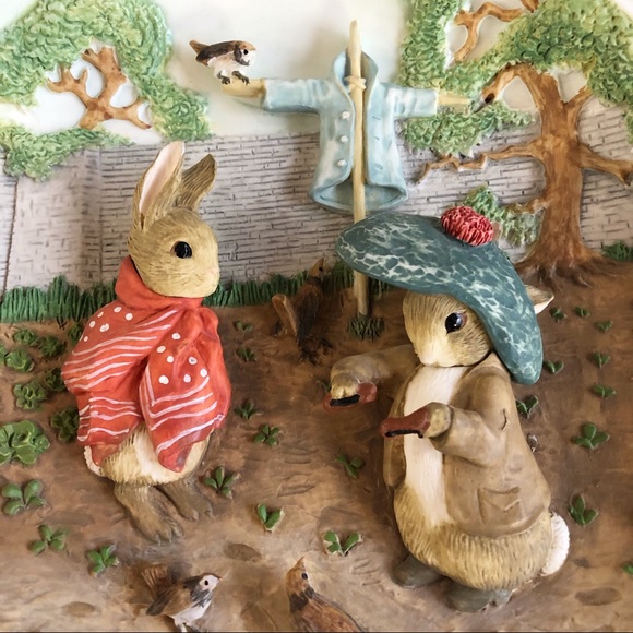 Upon the Scarecrow 3D Peter Rabbit Musical Plate LNC - Picture 5 of 8